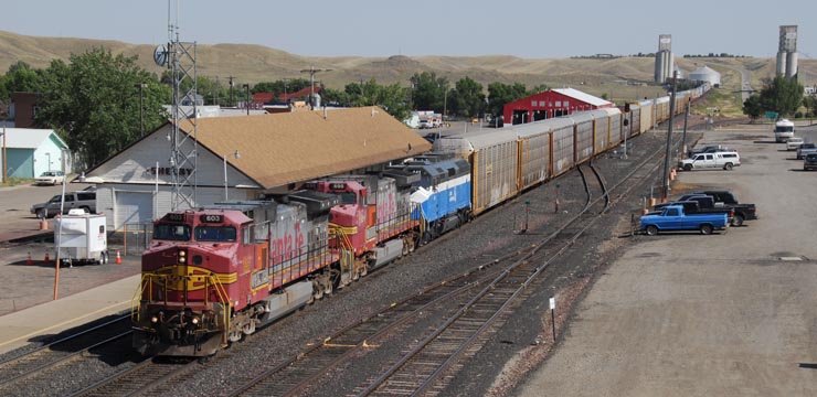 GN 441 rolls through Shelby, Montana